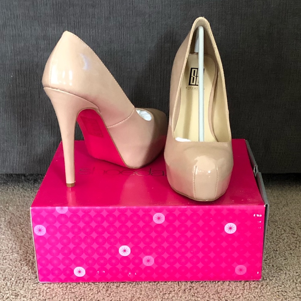 Nude patent size 7 shoedazzle pumps